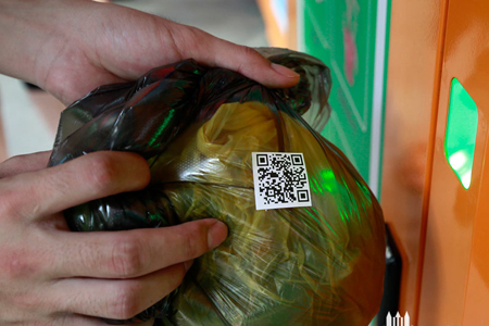 扫描垃圾袋上的二维码，，，，，，，翻开箱门，，，，，，，投放垃圾